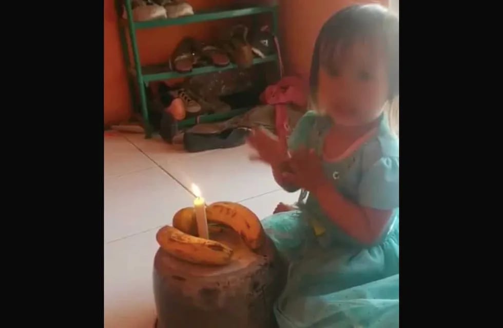 sus padres le improvisaron una torta para festejar sus tres años y ella lo celebró con mucha alegría.