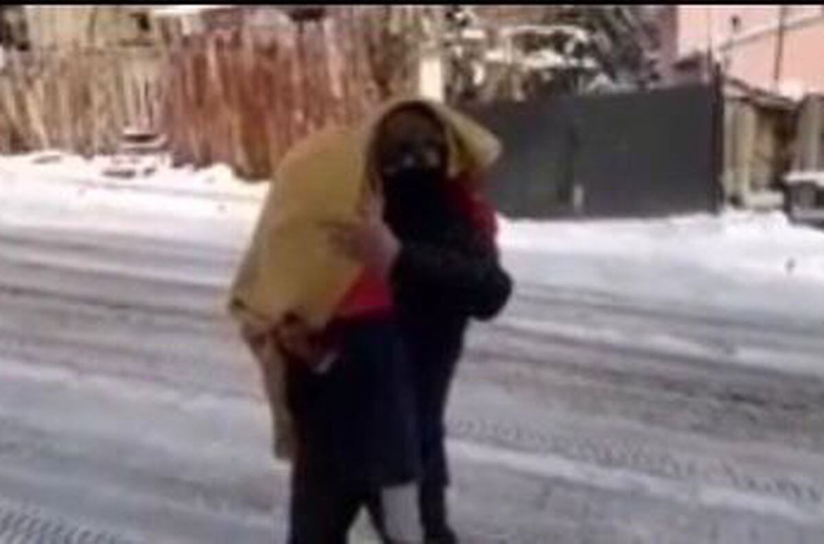Un vecino llevó en sus brazos a una mujer de 90 años hasta un hospital.