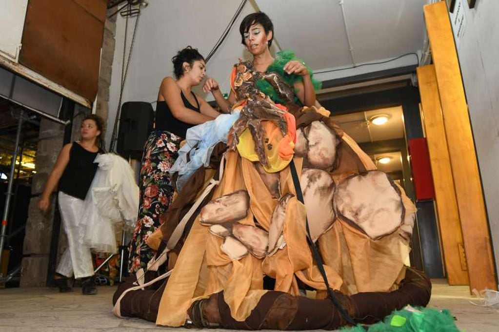 
Vestida para brillar. Preparación de una de las artistas con la vestimenta para salir a escena. | José Gutiérrez / Los Andes
   