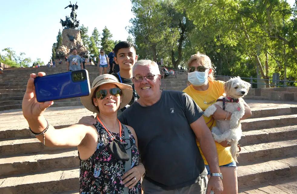 Turistas en Mendoza. En la foto la familia Méndez y Cáceres de Chaco, en el Cerro de la Gloria, junto a su mascota Luz. Ellos visitaron hace un año la provincia. | Foto: Orlando Pelichotti / Los Andes