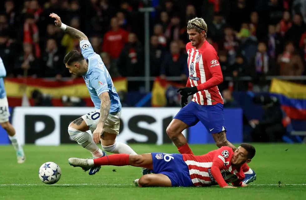 El argentino del Atlético de Madrid Nahuel Molina (d) pelea un balón con el delantero del Lazio, Mattia Zaccagni.  EFE/ JuanJo Martín