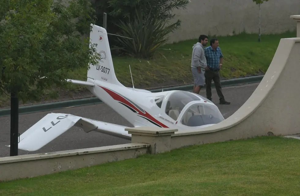 Cayó una avioneta en el interior del barrio Palmares - Orlando Pelichotti / Los Andes