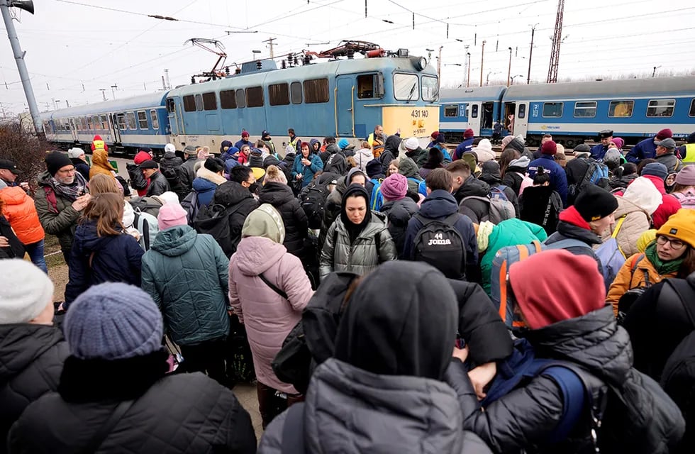 Personas que han huido de Ucrania esperan para abordar un tren que viaja a Budapest en la estación de tren de Zahony, Hungría.