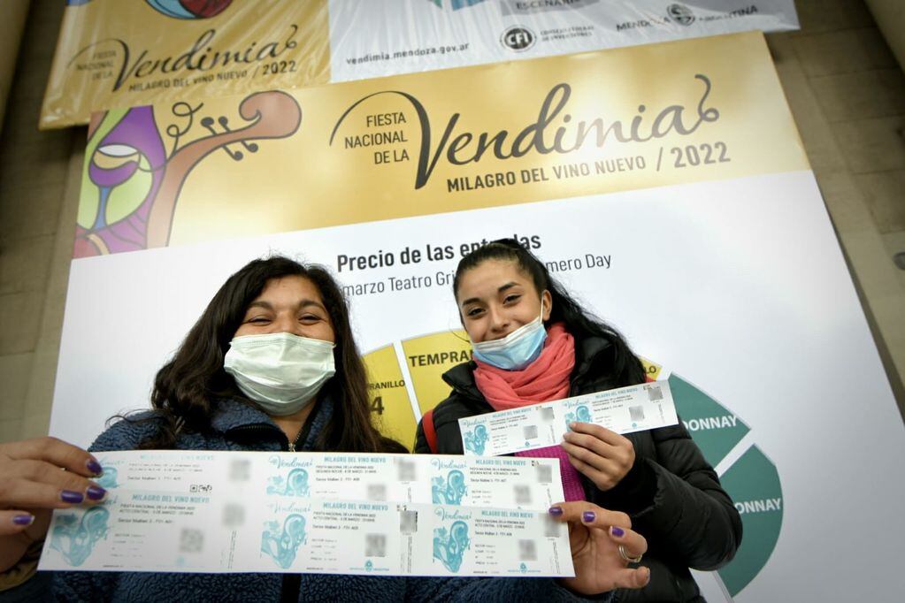 Violeta Flores, junto a su hija Margarita Ramos: las primeras en comprar las entradas para la Vendimia. Llegaron a las 10 del martes, pese a que la boletería abrió a las 9 del miércoles (23 horas después). - Orlando Pelichotti / Los Andes