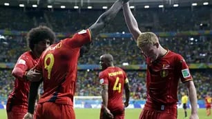 Romelu Lukaku, festeja con Kevin De Bruyne después del segundo gol de los belgas. Completan la escena Marouane Fellaini y Vicent Kompany (uno de los más veteranos del equipo).