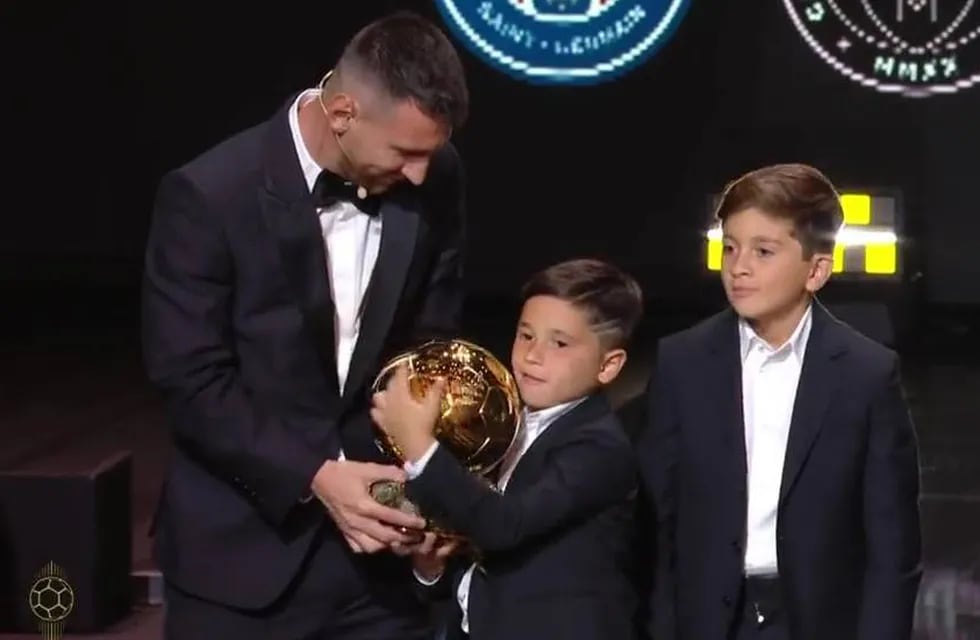 Messi en la entrega del Balón de Oro, junto a Mateo y Thiago