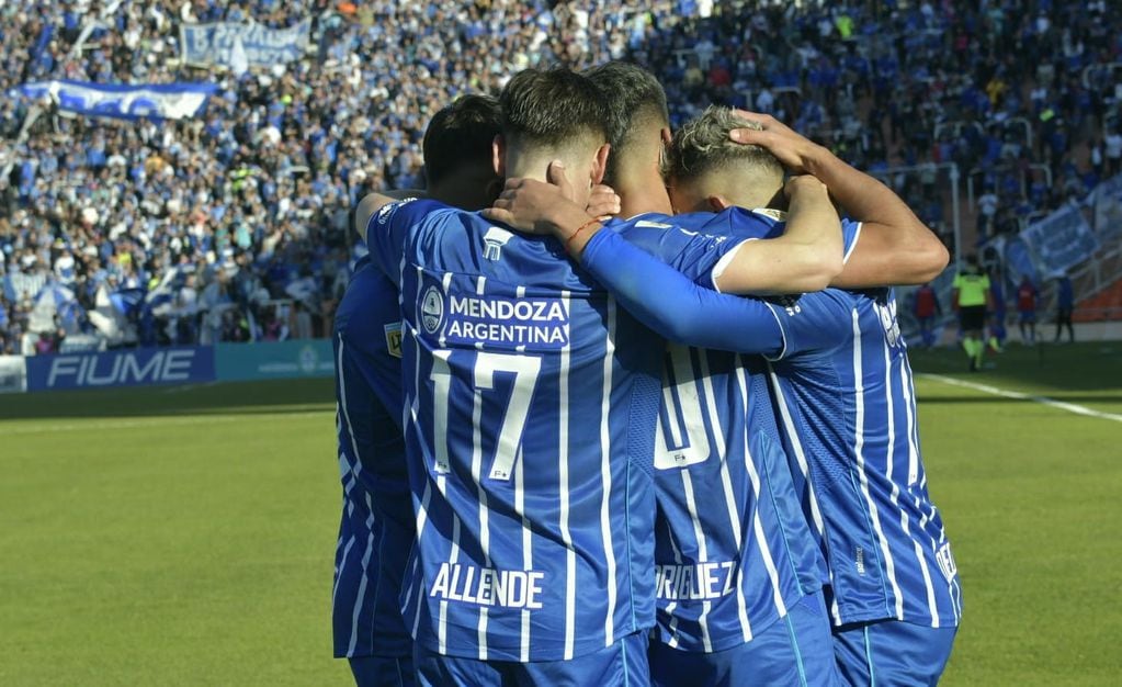 El festejo del Tomba al gol de Salomón Rodríguez. Orlando Pelichotti / Los Andes