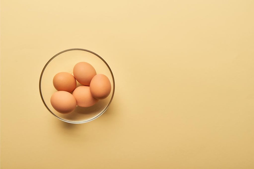 No metas huevo con cáscara en el microondas