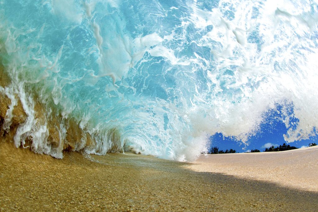 "Last Blast". Una ola rompe en la costa norte cerca de Haleiwa, Hawái. Foto: Clark Little vía AP