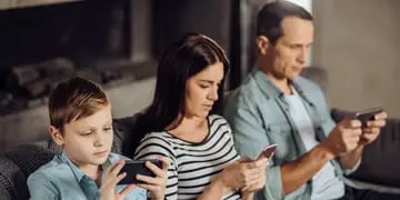 Padres e hijos pasan mucho tiempo con los smartphones