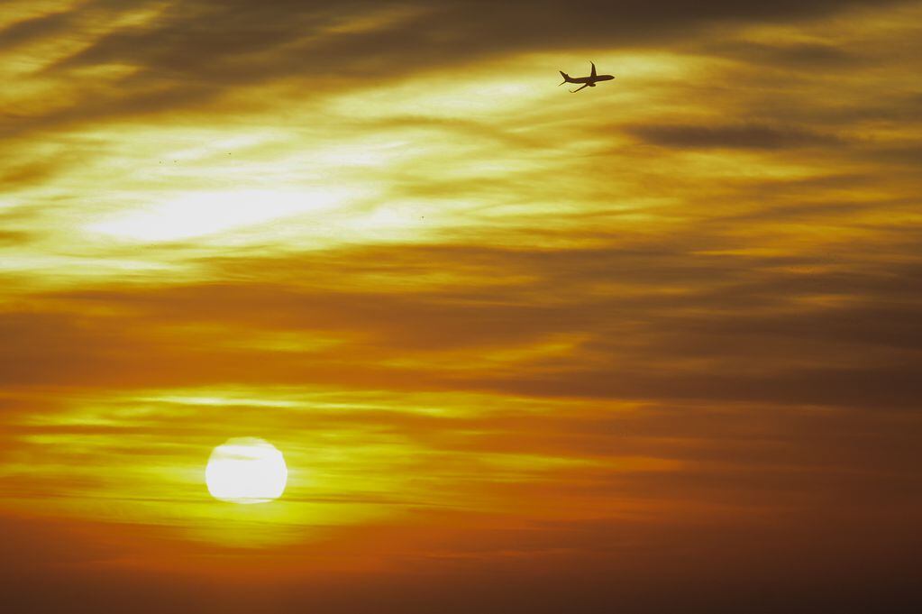 Un avión sigue su ruta en el amanecer de Mendoza Foto: Claudio Gutiérrez