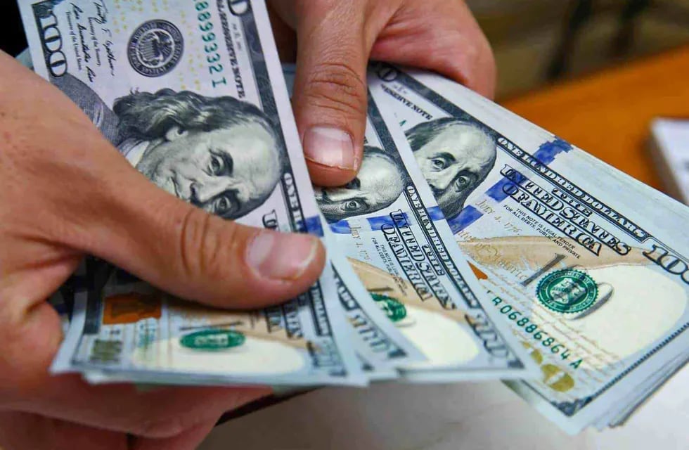 ¿Los dólares azules valen más que los verdes? Cómo evitar pagar el "dólar Qatar" y hacer que los billetes rindan más