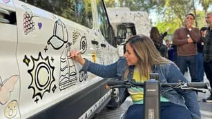 Natalia Acevedo pinta una camioneta para el turismo accesible. | Foto: gentileza