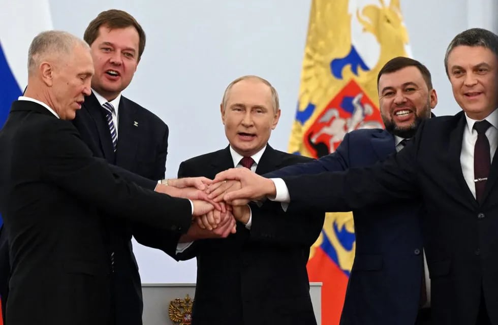 EL presidente de Rusia, Vladimir Putin, junto a los 4 líderes prorrusos de las regiones anexionadas luego de los referendos del mes de septiembre.