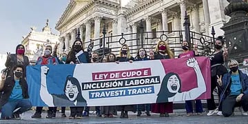 Respaldo. Organizaciones que vienen luchando por el cupo travesti y trans celebraban ayer frente al Congreso el tratamiento del proyecto. (Télam)