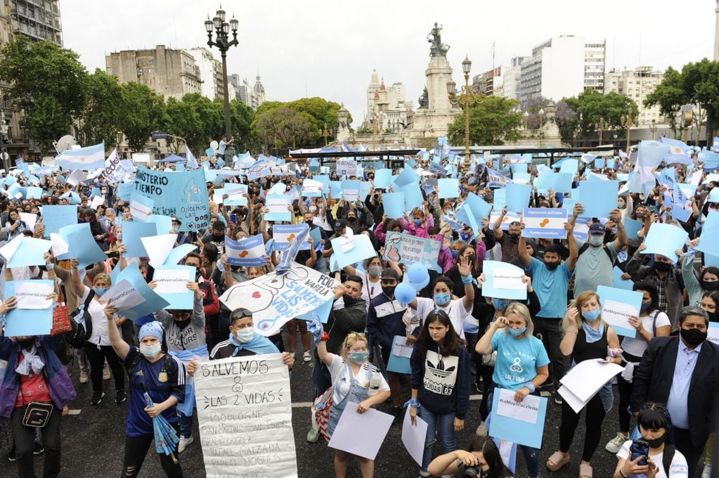 Decenas de manifestantes se concentraron en la explanada del Congreso nacional para pedir que no se legalice el aborto en Argentina.