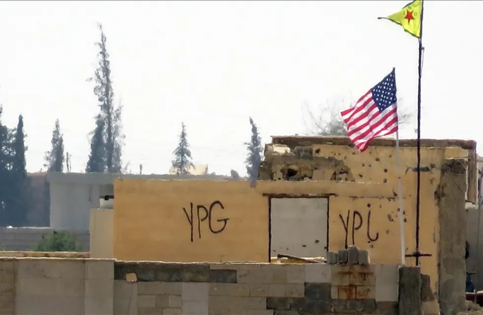 Bandera de Estados Unidos y del YPG en Al Raqa, Siria, el 20 de septiembre de 2016. Archivo.