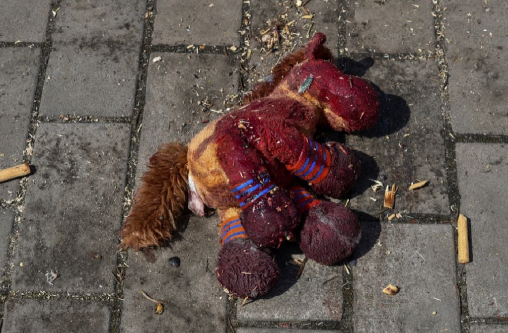 Un caballo de peluche con manchas de sangre yace en una plataforma después del bombardeo ruso en la estación de tren de Kramatorsk, Ucrania (AP)