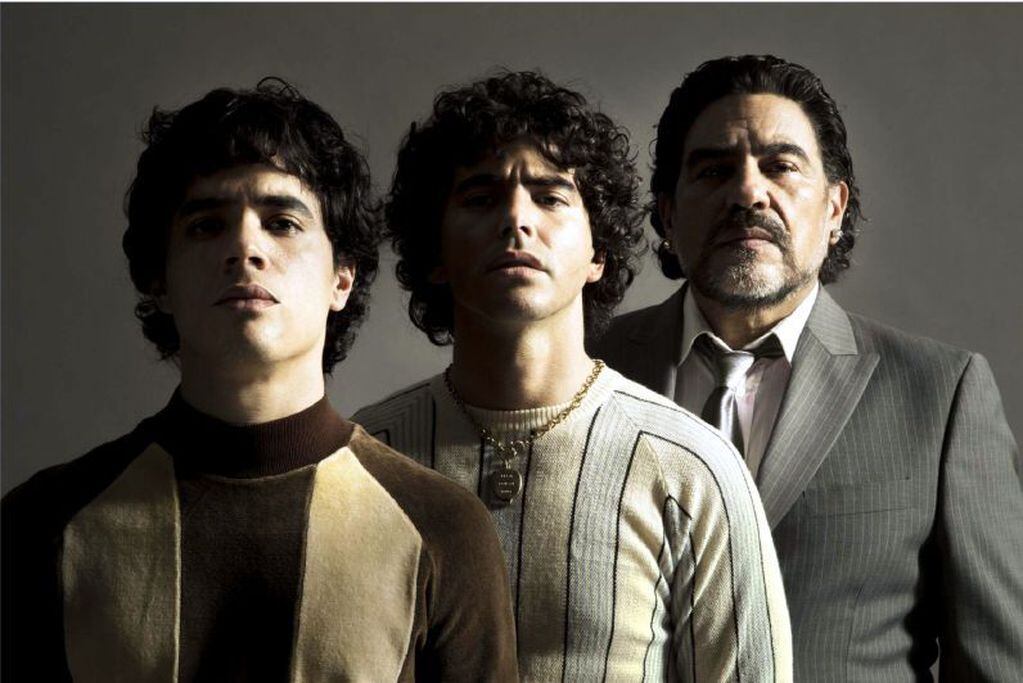 
    Nicolás Goldschmidt, Nazareno Casero y Juan Palomino interpretan a Maradona a través del tiempo, resultando un trío de parecido asombroso.
   
