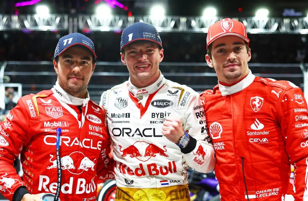 Max Verstappen junto a Sergio Pérez y Charles Leclerc
