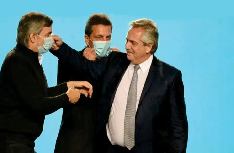 Fernández saludando a Máximo Kirchner frente a Sergio Massa. El hijo de la Vice quiere que se hagan las PASO.
