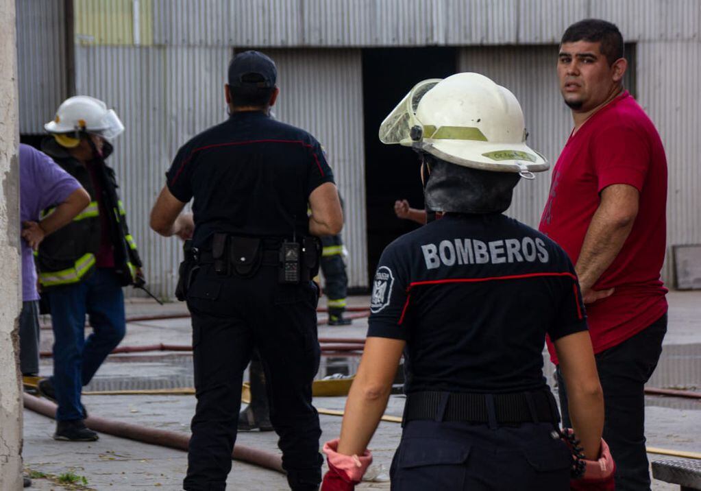 Incendio en una fábrica de muebles en Las Heras - Gentileza Carina Staiti