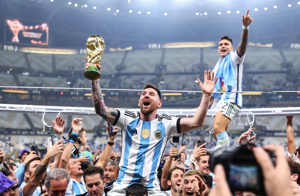 Lionel Messi celebra con la Copa del Mundo en sus manos. El momento más esperado. / Tom Weller