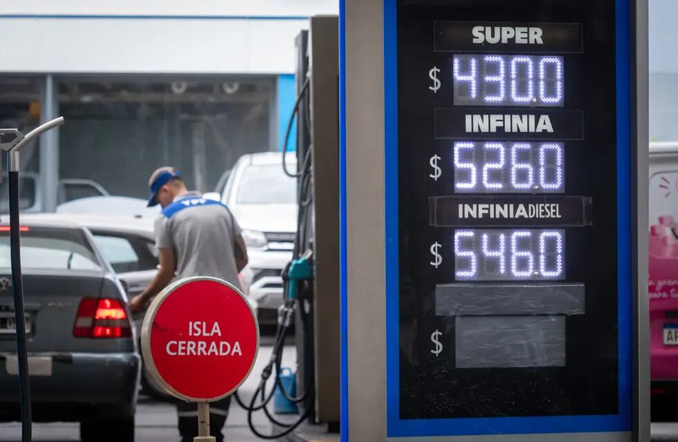 Los combustibles aumentaron hasta 25% hoy en Mendoza:El feriado sorprendió a los automovilistas con un fuerte aumento en los combustibles de las estaciones de servicio YPF y Shell. El incremento llega hasta 25% en las estaciones de YPF. La última suba había sido a fines de noviembre. Foto: Ignacio Blanco / Los Andes 