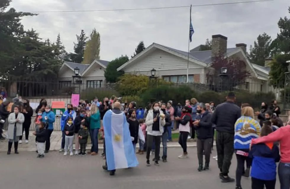 Un grupo de padres auto convocados se manifestaron frente a la casa de Cristina Kirchner para pedir por la apertura de los colegios. Foto: Gentileza.