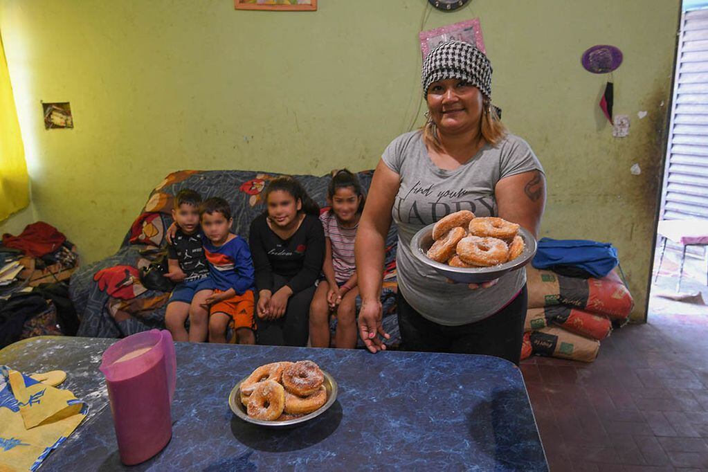 Noelia Poblete fundadora del merendero "Huellitas de amor" pide ayuda para seguir alimentando a los chicos del barrio Pedro Molina.