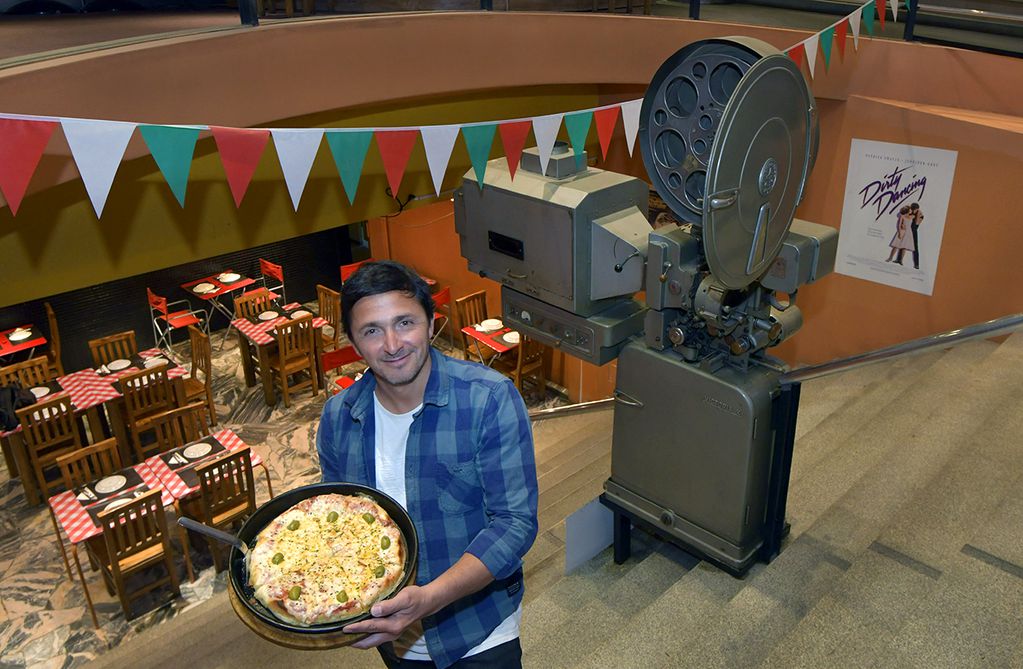 Juan Pablo Dipietro (42), dueño de pizzería Napoleón, construida en las antiguas instalaciones del ex cine Lavalle. | Foto: Orlando Pelichotti / Los Andes