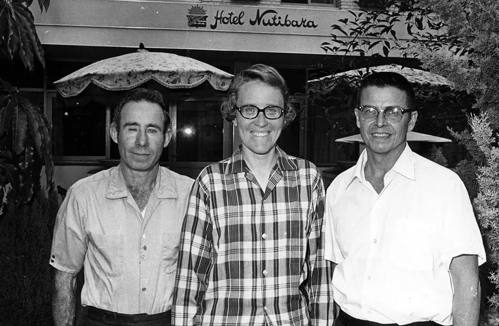 Foto de Los Andes, reproducida por el New York Times. En el hotel Nutibara, al centro está Janet Johson, junto a Arnold McMillen y William Eubank, otros integrantes de la expedición de 1973.
Foto: Los Andes
