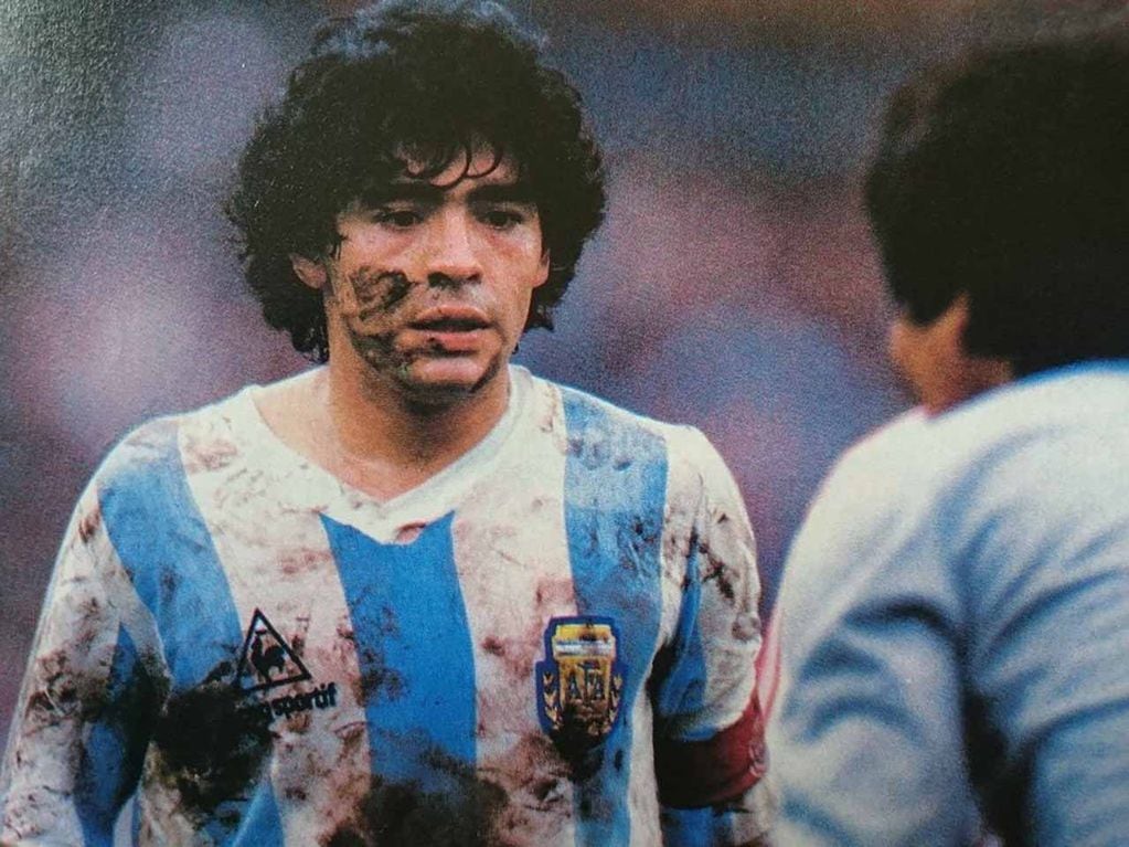 Una postal de Diego Maradona con la Selección Argentina. Lleno de barro, como le gustaba jugar. / archivo 
