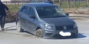 Una mujer manejaba distraída y terminó hundiendo el auto en cemento fresco