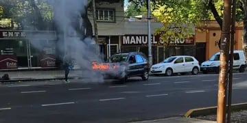 Una camioneta se prendió fuego en calle Colón