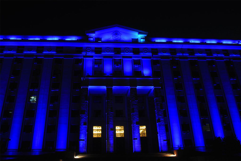 El frente de la Casa Gobierno también permanecerá a oscuras desde las 20.30. Foto: Archivo / Los Andes