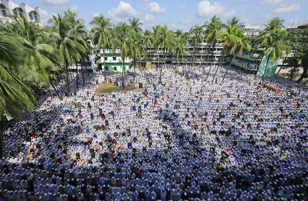 Más de cien mil personas asisten al funeral de un líder islamista en Bangladés. AFP