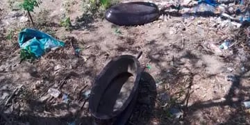 Encontraron un ataúd cuando limpiaban un baldío en Carlos Paz