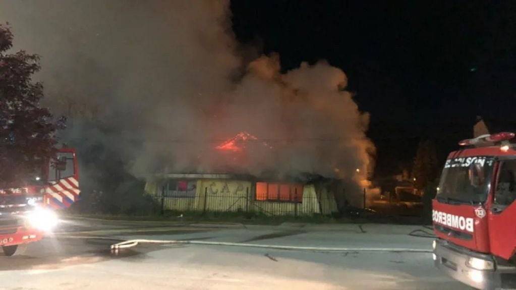 La última semana, mapuches prendieron fuego el club Andino en El Bolsón - Gentileza / Diario Río Negro 