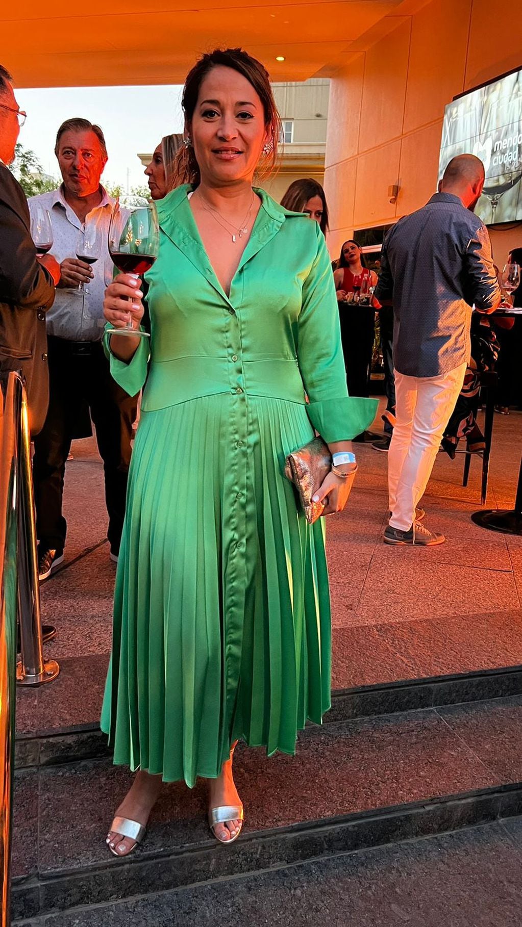 Valeria Rubin con verde de la temporada que seguirá vigente en otoño, en un vestido largo con la parte de abajo plisada.
