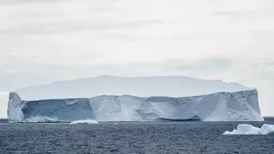 El iceberg más grande del mundo se pone en movimiento después de 30 años y se convierte en una gigantesca isla de hielo