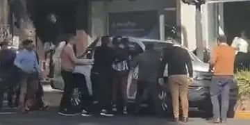 Video: Un joven destruye una camioneta frente a la concesionaria donde estaba en exposición