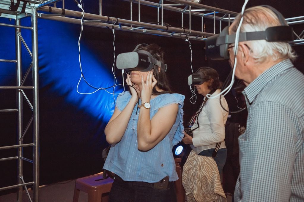 La exposición incluye un sector con cascos de realidad virtual, para que el público sume a la experiencia.