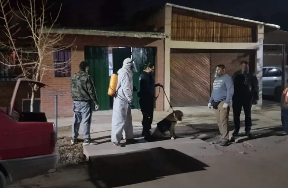 Tras la detención de “Gordo Maxi” se realizó un operativo de desinfección en el barrio González Galiño, de Maipú.