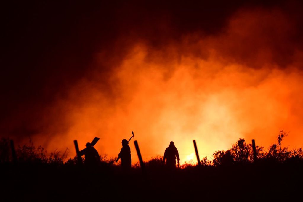 El fuego no da tregua en Chubut, las llamas avanzan hacia la Península de Valdés.