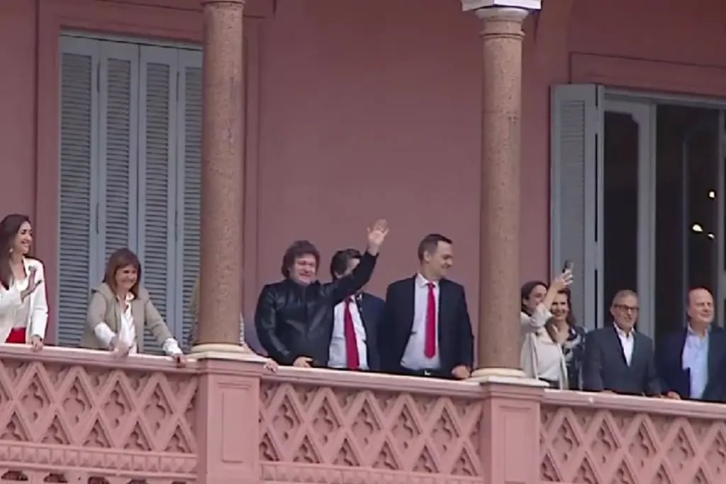 Tras la reunión de gabinete, Milei se asomó con sus ministros al balcón de la Casa Rosada para saludar