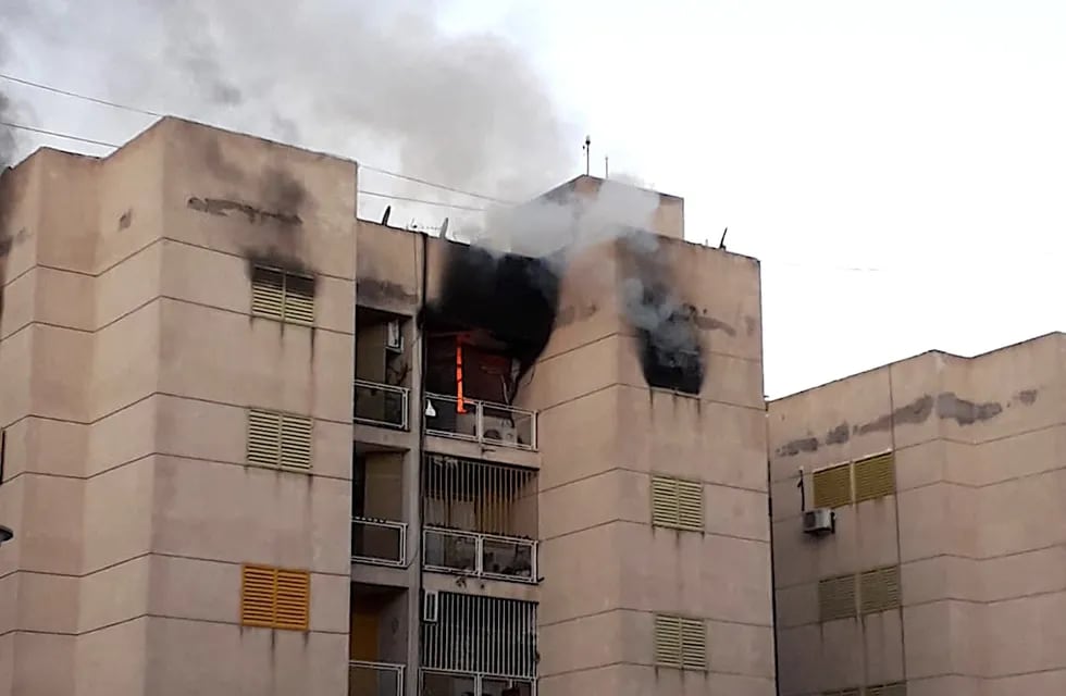 Se incendió un departamento de un complejo de edificios en la cuarta sección de la Ciudad de Mendoza. Foto: Twitter