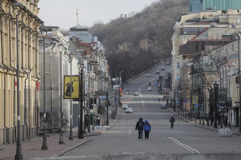 Civiles retornan a Kiev