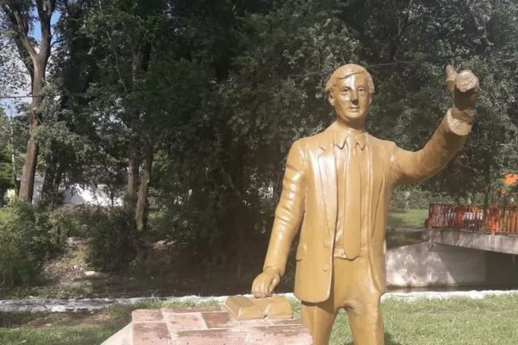 La estatua de Néstor será reemplazada por una de Favaloro. Foto:  Gentileza La Voz.