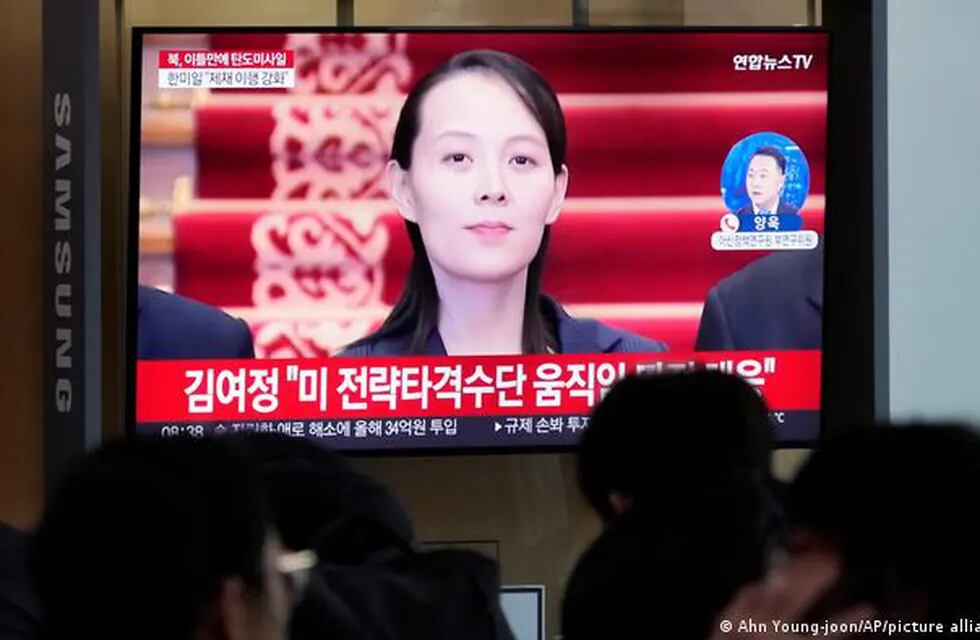 Kim Yo Jong, hermana del líder de Corea del Norte, Kim Jong-un, en cadena de noticias del gobierno anunciando la respuesta ante la "amenaza" de los ejercicios militares conjuntos entre EE.UU. y Corea del Sur.